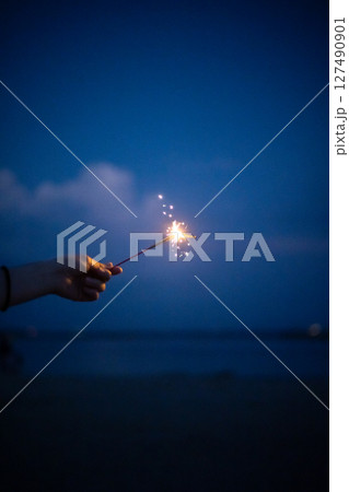 夏の思い出と花火 127490901