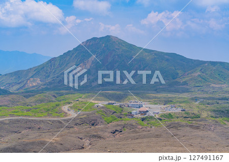 （熊本県）阿蘇山　中岳火口に向かう阿蘇山公園有料道路 127491167
