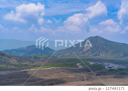 (熊本県)阿蘇山 中岳火口に向かう阿蘇山公園有料道路 (熊本県)阿蘇山 中岳火口に向かう阿蘇山公園有料道路 127491171