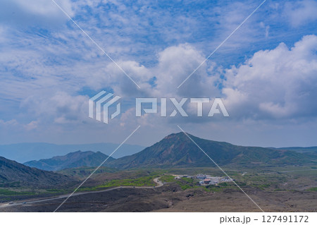 （熊本県）阿蘇山　中岳火口に向かう阿蘇山公園有料道路 127491172