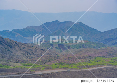 (熊本県)阿蘇山 中岳火口に向かう阿蘇山公園有料道路 (熊本県)阿蘇山 中岳火口に向かう阿蘇山公園有料道路 127491173