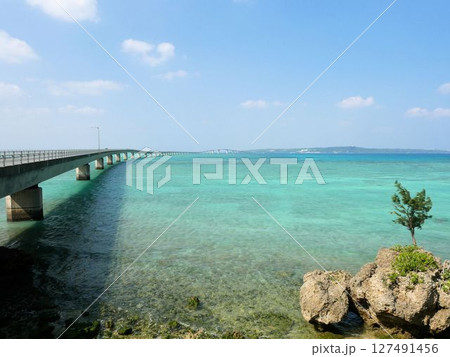 冬の伊良部大橋とエメラルドグリーンの海　（沖縄県宮古島） 127491456