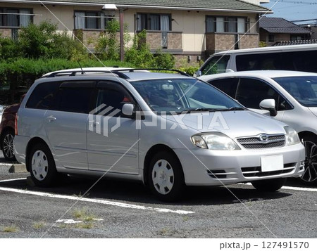 住宅街に駐車している乗用車(トヨタ・カローラフィールダー初代) 住宅街に駐車している乗用車(トヨタ・カローラフィールダー初代) 127491570