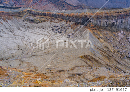 （熊本県）阿蘇山　アグルチネート地形が見られる中岳火口壁 127491657