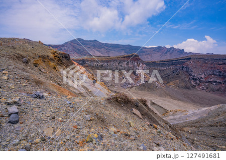 (熊本県)阿蘇山 アグルチネート地形が見られる中岳火口壁 (熊本県)阿蘇山 アグルチネート地形が見られる中岳火口壁 127491681