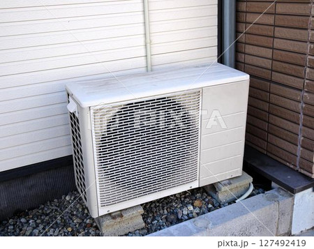 住宅に設置された室外機 127492419