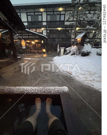温泉街の中で、湯気が立ち上がる足湯shiro 127492440