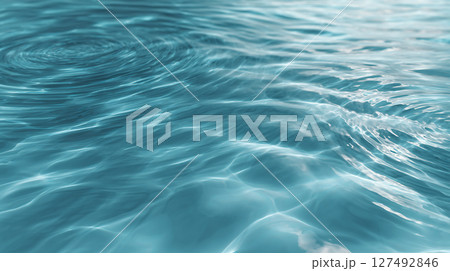 光に揺れる静かな水面 127492846
