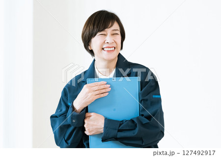 作業着姿の中高年女性 127492917