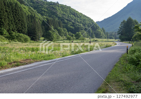 南会津の山に続く田舎道 127492977