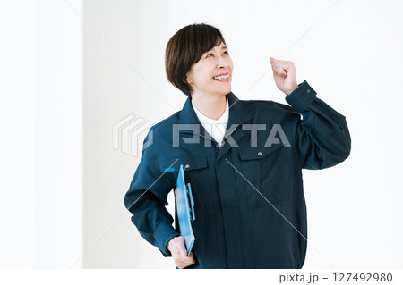 作業着姿の中高年女性 作業着姿の中高年女性 127492980