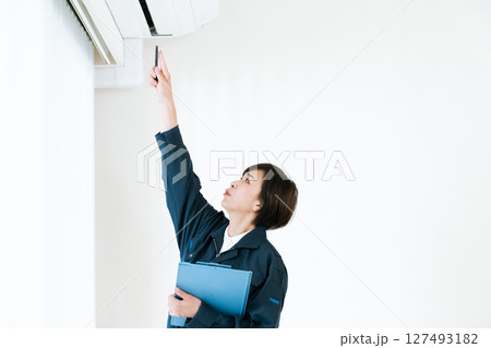 作業着姿の中高年女性 作業着姿の中高年女性 127493182