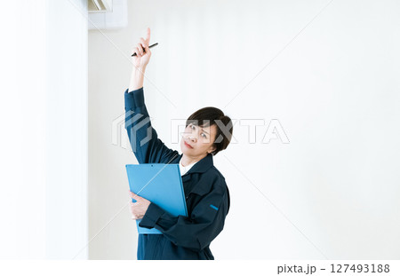 作業着姿の中高年女性 作業着姿の中高年女性 127493188