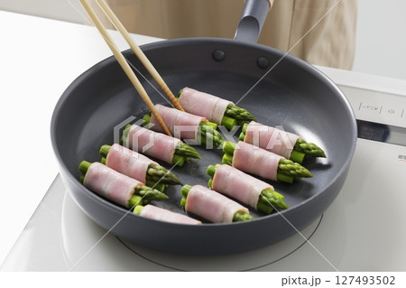 キッチンでアスパラベーコンを調理するシーン 127493502