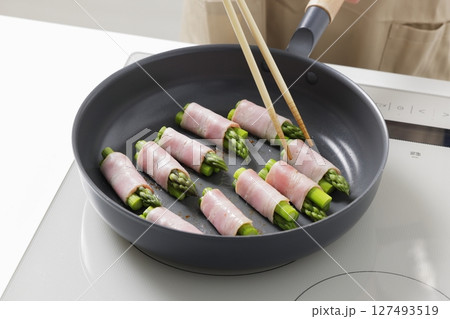 キッチンでアスパラベーコンを調理するシーン キッチンでアスパラベーコンを調理するシーン 127493519