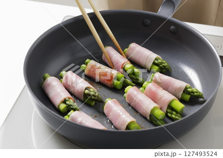 キッチンでアスパラベーコンを調理するシーン キッチンでアスパラベーコンを調理するシーン 127493524