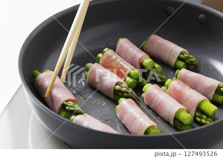 キッチンでアスパラベーコンを調理するシーン キッチンでアスパラベーコンを調理するシーン 127493526