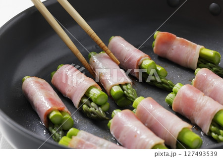 キッチンでアスパラベーコンを調理するシーン 127493539