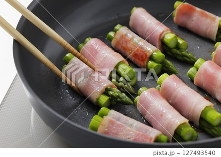 キッチンでアスパラベーコンを調理するシーン 127493540