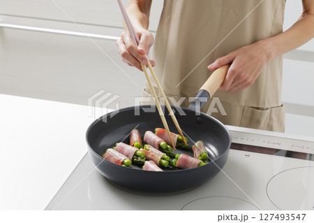 キッチンでアスパラベーコンを調理するシーン 127493547
