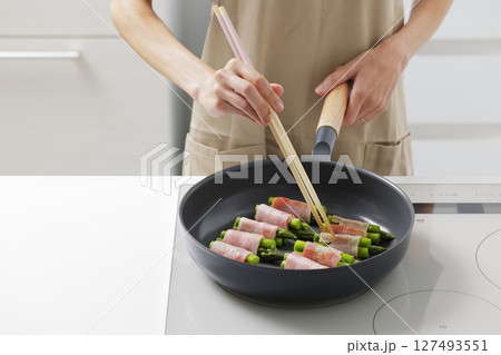 キッチンでアスパラベーコンを調理するシーン キッチンでアスパラベーコンを調理するシーン 127493551