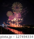 川辺を彩る夜空の大輪花火 127494334