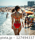 真夏のビーチを歩く赤いビキニの女性 127494337