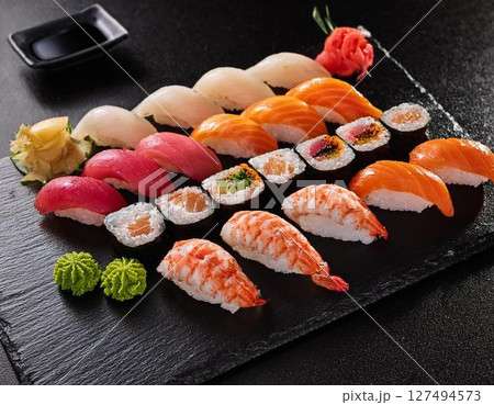 黒いスレートの上に盛り合わせたお寿司 黒いスレートの上に盛り合わせたお寿司 127494573