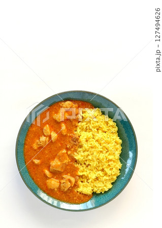 真上から見た白背景のバターチキンカレー 真上から見た白背景のバターチキンカレー 127494626
