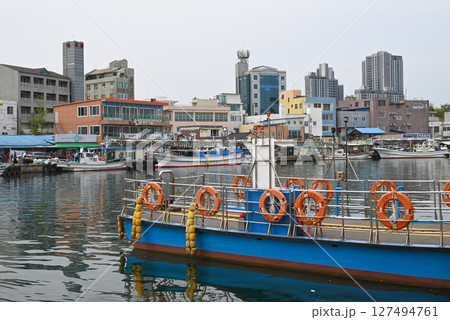 【韓国/江原道】アバイ村と束草本土を結ぶ渡し船 127494761