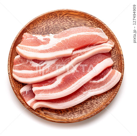 スライスした新鮮な生の豚バラ肉。白背景。 127494909