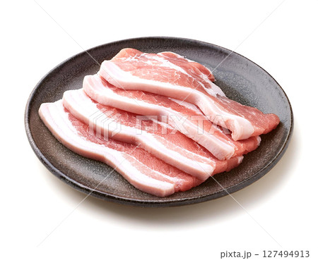 スライスした新鮮な生の豚バラ肉。白背景。 127494913