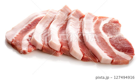 スライスした新鮮な生の豚バラ肉。白背景。 スライスした新鮮な生の豚バラ肉。白背景。 127494916