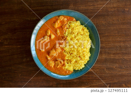 真上から見たテーブル背景のバターチキンカレー 真上から見たテーブル背景のバターチキンカレー 127495111
