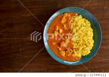 真上から見たテーブル背景のバターチキンカレー 127495112