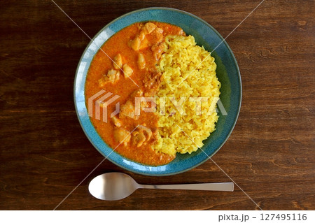 真上から見たテーブル背景のバターチキンカレー 真上から見たテーブル背景のバターチキンカレー 127495116