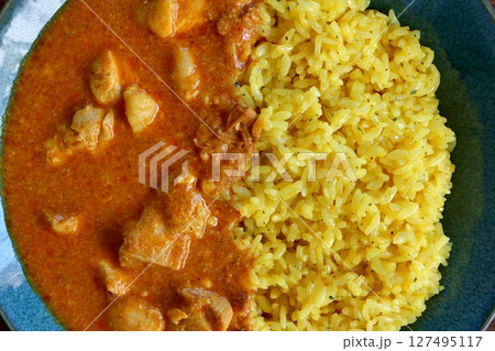 真上から見たテーブル背景のバターチキンカレー 真上から見たテーブル背景のバターチキンカレー 127495117