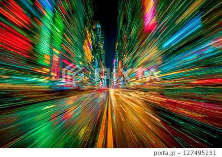 ネオンに染まるサイバーパンク都市を疾走する夜のドライブのモーションブラー 127495281