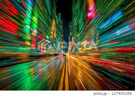 ネオンに染まるサイバーパンク都市を疾走する夜のドライブのモーションブラー 127495289