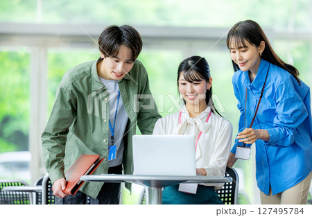 ノートパソコンを使うビジネスイメージ 127495784