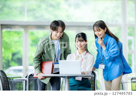 ノートパソコンを使うビジネスイメージ ノートパソコンを使うビジネスイメージ 127495785