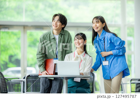 ノートパソコンを使うビジネスイメージ 127495787