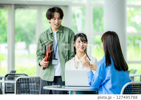 ノートパソコンを使うビジネスイメージ 127495788