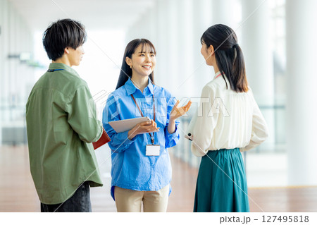 オフィスで打ち合わせするビジネスウーマン 127495818