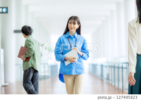 ビジネスウーマン　オフィス　通路 127495823