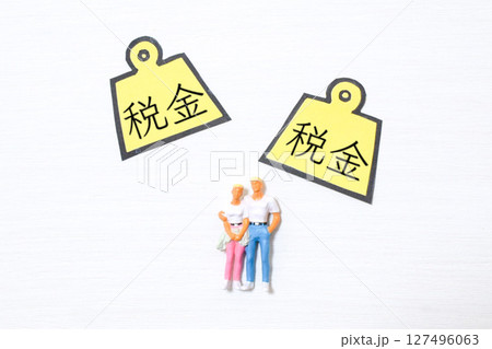 税金の重荷を受ける夫婦① 127496063