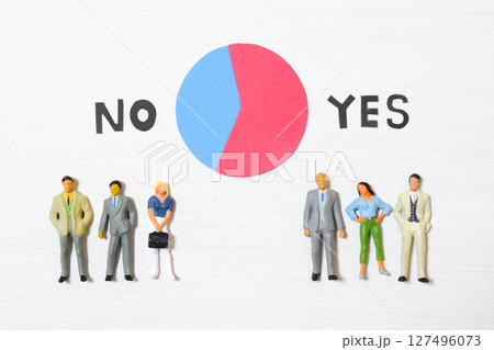 YESとNOの円グラフと民衆のイメージ YESとNOの円グラフと民衆のイメージ 127496073