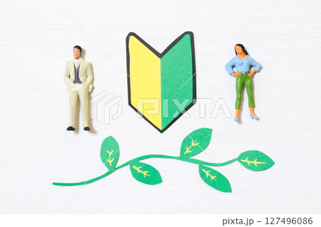 初心者マークと男女のビジネスマン 初心者マークと男女のビジネスマン 127496086