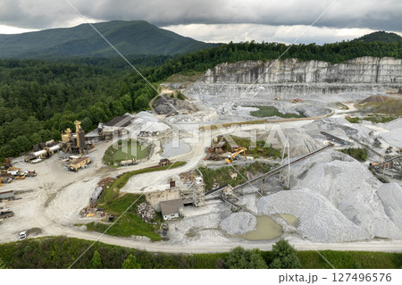 Open-pit mine of gravel materials for construction industry in Appalachian mountains in North Carolina, USA 127496576