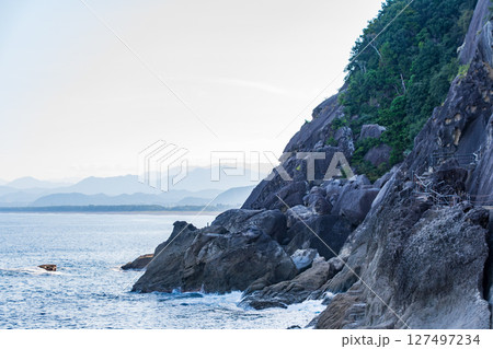 海と岩壁が織りなす雄大な鬼が城の海岸風景 127497234